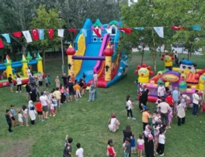 BAŞİSKELE SAHİLİNDE ÇOCUKLAR İÇİN COŞKULU ŞENLİK: JONGLÖR MERİÇ SAHNE ALDI!