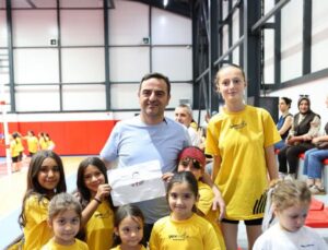 Başkan Özlü’ye Minik Sporculardan Duygulandıran Hediye