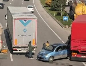 D-100’de korku dolu anlar! Otomobil tırın altına girdi