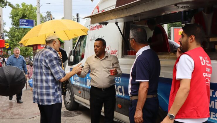 İzmit Belediyesi’nden Cuma Namazı Sonrası Vatandaşlara İkram