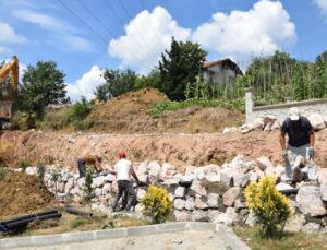 Kabaoğlu’nda yol güvenliği için taş duvar inşa ediliyor