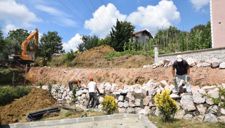 Kabaoğlu’nda yol güvenliği için taş duvar inşa ediliyor