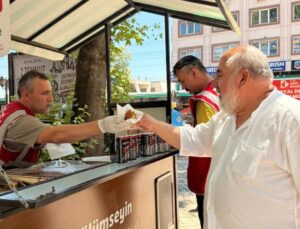 İzmit Belediyesi’nden Vatandaşlara Serinleten İkram