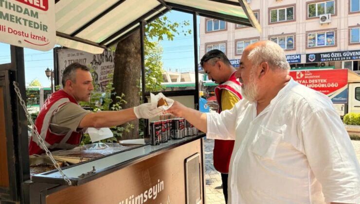 İzmit Belediyesi’nden Vatandaşlara Serinleten İkram
