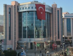 İzmit Belediyesi’ne Şafak operasyonu: Başkan Hürriyet gözaltında!