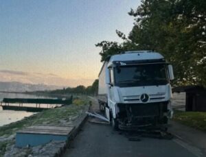İzmit’te Kontrolden Çıkan TIR Sahil Yürüyüş Yoluna Girdi