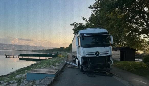 İzmit’te Kontrolden Çıkan TIR Sahil Yürüyüş Yoluna Girdi