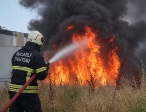 İzmit’te çöplük alanda çıkan yangın paniğe neden oldu