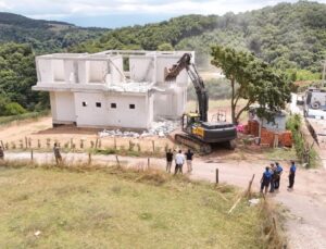 Kartepe’de İmar Mevzuatına Aykırı Yapı Yıkıldı