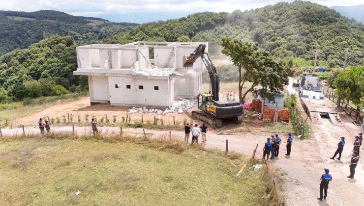 Kartepe’de İmar Mevzuatına Aykırı Yapı Yıkıldı