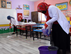 MEB’DE YENİ DÖNEM RESMEN BAŞLIYOR: OKULLARDA KADROLU TEMİZLİK VE GÜVENLİK ALIMI YAPILMAYACAK!