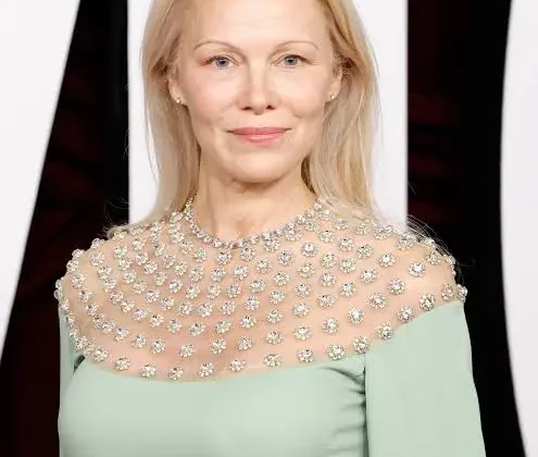 Pamela Anderson Saint-Tropez’de Çifte Mutluluk Yaşadı: Kayınvalide Oldu