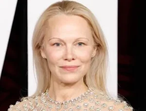 Pamela Anderson Saint-Tropez’de Çifte Mutluluk Yaşadı: Kayınvalide Oldu