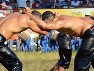 ATA SPORUNDA HEYECAN DORUKTA: 42. KARAMÜRSEL ALTINKEMER YAĞLI GÜREŞLERİ GELİYOR!