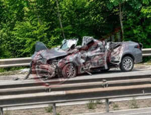 Adapazarı Gişelerinde Feci Kaza: Otomobil Hurdaya Döndü