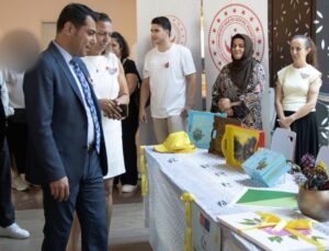 Çocukların Dünyası “Sarı Şapkalı Çocuk” Sergisinde