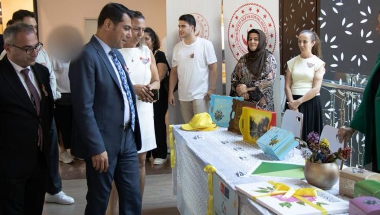 Çocukların Dünyası “Sarı Şapkalı Çocuk” Sergisinde