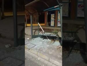 Hacı Osman Mahallesi’ndeki otobüs durağı kullanılamaz hale geldi