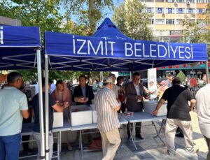 İzmit Belediyesi’nden Mevlid Kandili’nde dört Camide Helva İkramı
