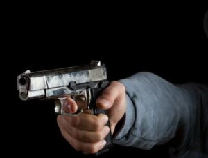 İzmitli genç Sakarya’da eşini silahla vurdu