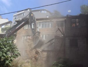 İzmit’te Risk Oluşturan Metruk Bina Yıkıldı