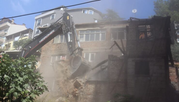İzmit’te Risk Oluşturan Metruk Bina Yıkıldı