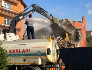 İzmit’te Temel Kazısı 3 Katlı Binayı Yıkıma Götürdü