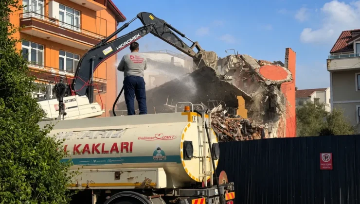 İzmit’te Temel Kazısı 3 Katlı Binayı Yıkıma Götürdü