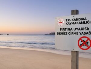 Kandıra Kaymakamlığı’ndan Fırtına Uyarısı: Tüm Plajlarda Denize Girme Yasağı İlan Edildi!