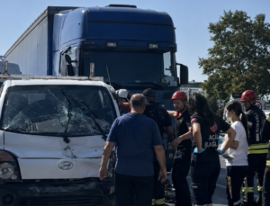 Kartepe’de TIR ile kamyonet çarpıştı: D-100’de trafik yoğunluğu oluştu