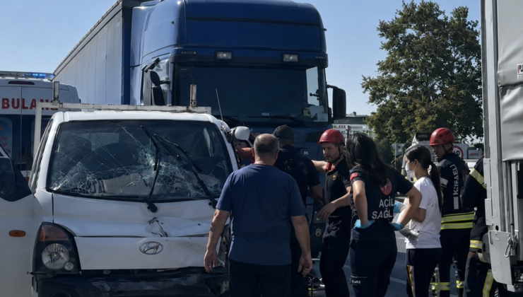 Kartepe’de TIR ile kamyonet çarpıştı: D-100’de trafik yoğunluğu oluştu