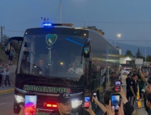 Kocaelispor’a Amedspor maçı öncesi taraftardan coşkulu karşılama