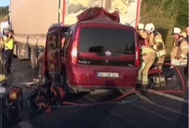 Kuzey Marmara Otoyolu’nda Feci Kaza: Tıra Çarpan Araç Adeta Hurdaya Döndü!