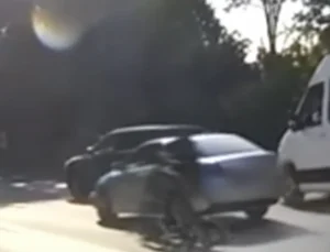 Öfkesine Hakim Olamadı: Motorcu, Seyir Halindeki Otomobilin Camını Kırdı