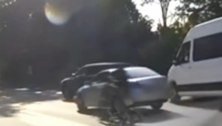 Öfkesine Hakim Olamadı: Motorcu, Seyir Halindeki Otomobilin Camını Kırdı