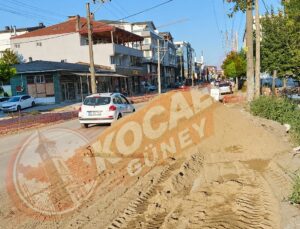 Sabancı Caddesi’nde Sorun Bitmiyor: Kumlar Yolu ve Kaldırımları Kapladı