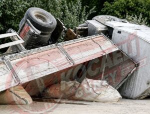 TEM’de TIR Karşı Şeride Savruldu! İstanbul Yönü Trafiğe Kapandı