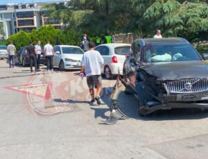 Yahya Kaptan’da Trafik Kazası: İki Araç Çarpıştı