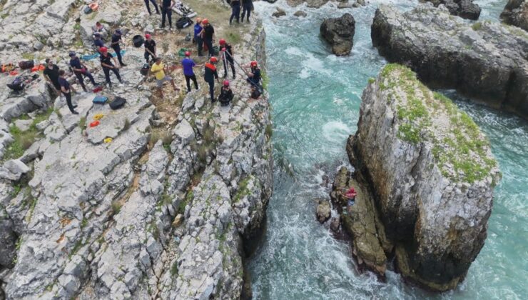 Yasağa Rağmen Denize Girdi, Kayalıklarda Mahsur Kaldı