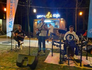 Başiskele Sahili’nde müzik şöleni: Gençler söylüyor, Fırat Hoca eşlik ediyor