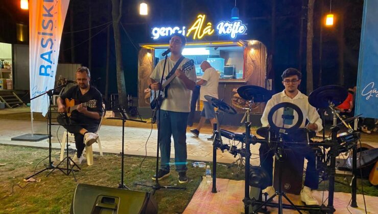 Başiskele Sahili’nde müzik şöleni: Gençler söylüyor, Fırat Hoca eşlik ediyor