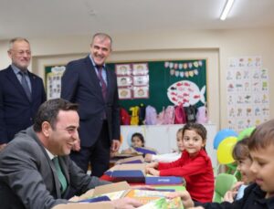 Başiskele’de Yasin Abilerinden Miniklere Eğitim Seti Desteği