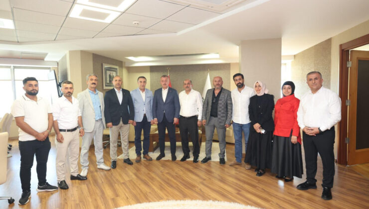 Başkan Büyükakın, her kesimden ziyaretçilerini ağırladı