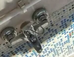 Cami Şadırvanının Musluklarını Kırdılar