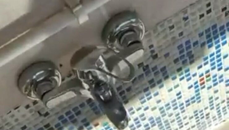 Cami Şadırvanının Musluklarını Kırdılar