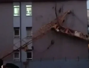 Darıca’da okul inşaatında kule vinç devrildi!