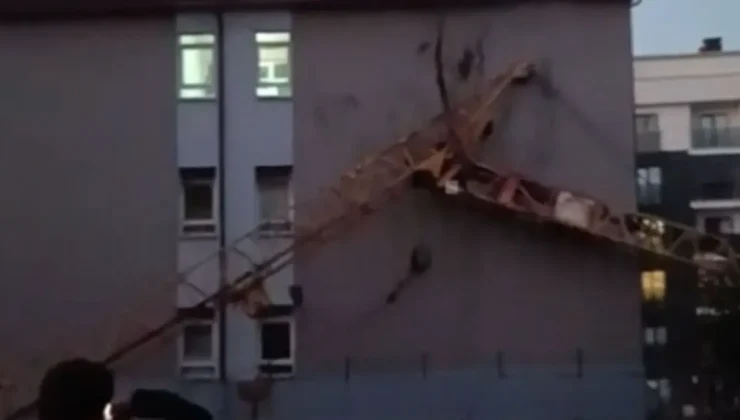 Darıca’da okul inşaatında kule vinç devrildi!