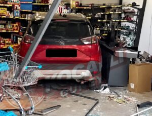 Direksiyon hakimiyetini kaybetti, markete daldı