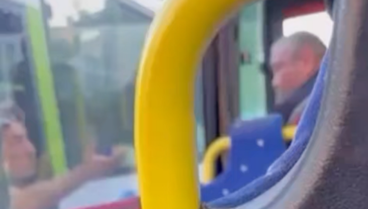 Gölcük’te Trafik Gerilimi: Otobüs Şoförü Araçtan İndi