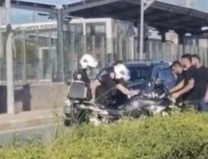 İzmit’te polis motosikleti yola devrildi: Facia kıl payı önlendi!